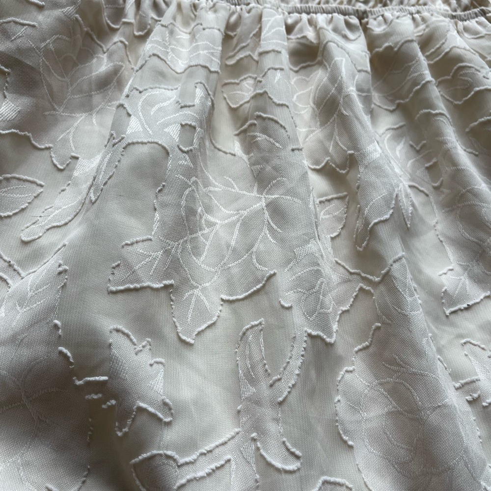 Off White floral mini dress. With tie straps. - Picture 2 of 4